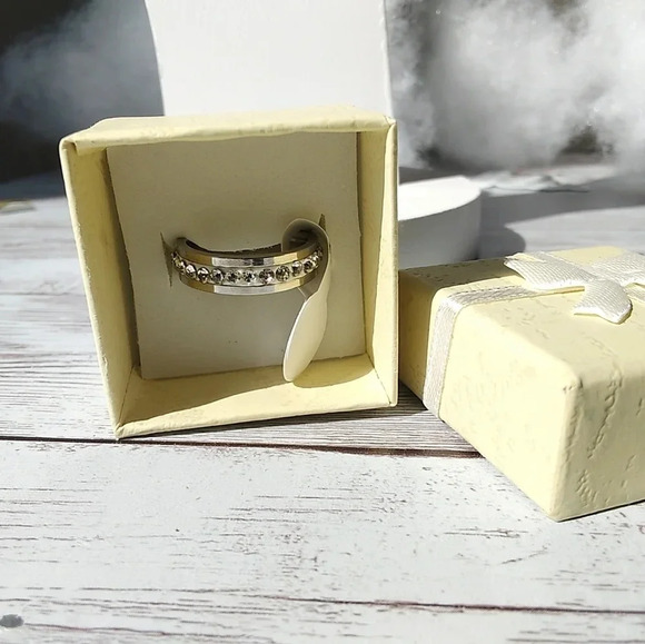 NIB Size 6 Stainless Steel CZ Lined Ring - Picture 3 of 6